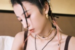 Zhou Yutong's charming sexy photo in suspender skirt
