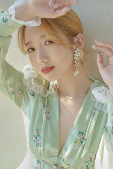 Meng Meiqi sexy photo in summer avocado dress