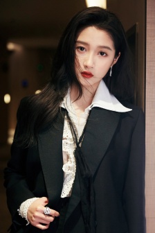 Guan Xiaotong's charming and sexy photos in suits
