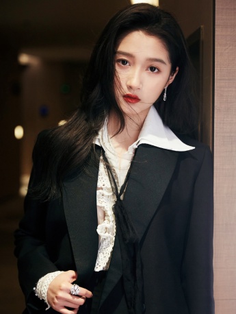 關曉彤西裝造型魅力性感寫真