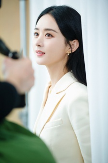 Zhao Liying's intellectual and sexy photo in milk white suit