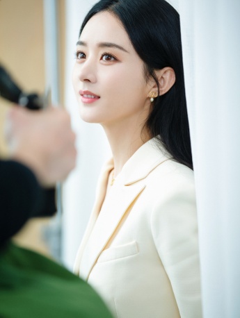Zhao Liying's intellectual and sexy photo in milk white suit