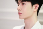 Wang Yibo's refreshing and handsome photo in white suit