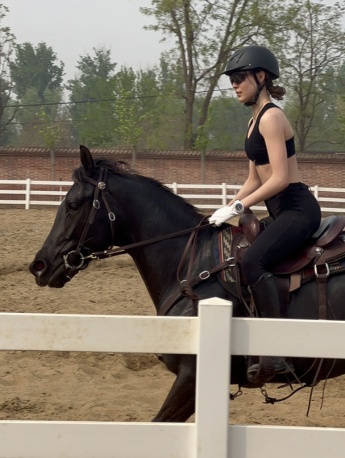 Gu Ailing's handsome photos on horseback