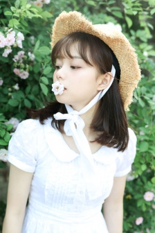 夏季草帽美女唯美花海写真图片