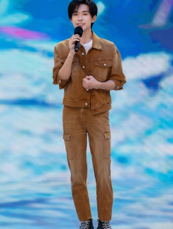 易烊千玺央视五四晚会帅气图片