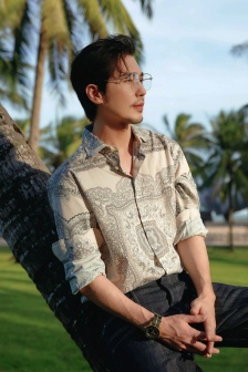 Bai Yu's handsome photo in holiday style floral shirt