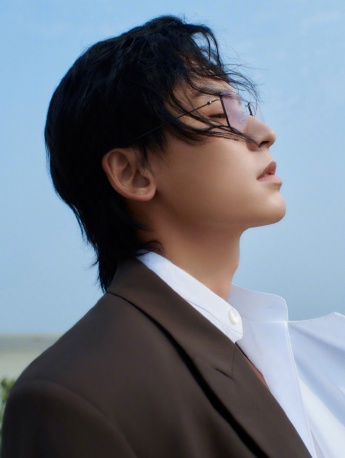 张哲瀚文艺帅气杂志写真图片