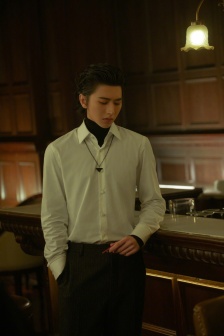 Cai Xukun's elegant and handsome photo on the back of his shirt