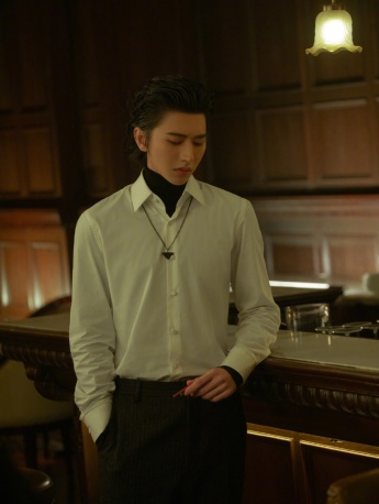 Cai Xukun's elegant and handsome photo on the back of his shirt