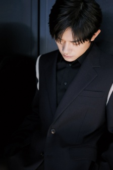 Yi Yangqianxi handsome photo in black suit