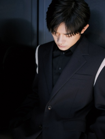 Yi Yangqianxi handsome photo in black suit