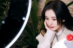 Yang Mi's sexy and charming photo pictures of deep V dress