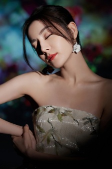 Dilireba sexy photo in tube top printed long dress