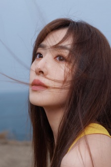 張含韻少女感時尚性感寫真