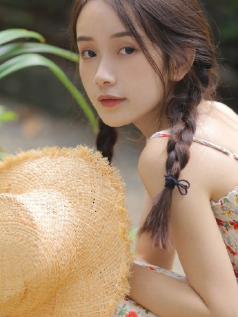 白嫩美女细长美腿性感写真