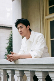 Yang Yang handsome photo pictures in white work jacket