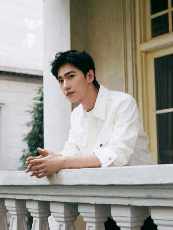 Yang Yang handsome photo pictures in white work jacket