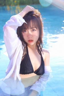 泳池里的泳衣美女性感写真