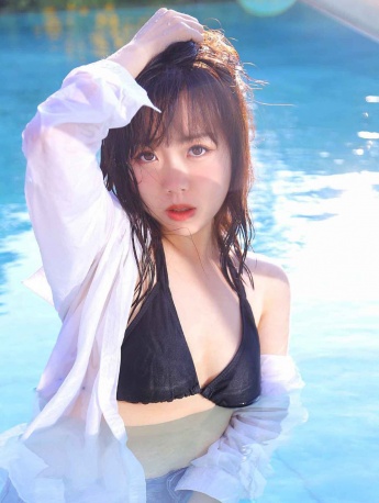泳池裡的泳衣美女性感寫真