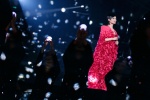 Li Yuchun cake red dress fashion stage photo