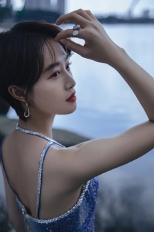 Lan Yingying's charming sexy photo in Galaxy streamer skirt