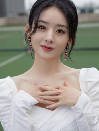 Zhao Liying's pretty and sexy photo in pure white dress