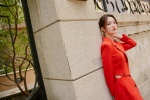 Li Qin's sexy and charming photo in orange suit