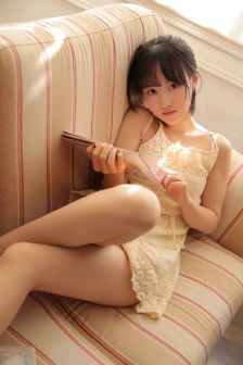 初恋少女性感吊带睡裙居家写真