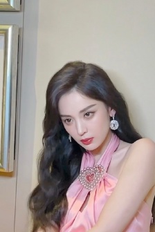 Gulinazha's elegant and sexy photo in pink dress