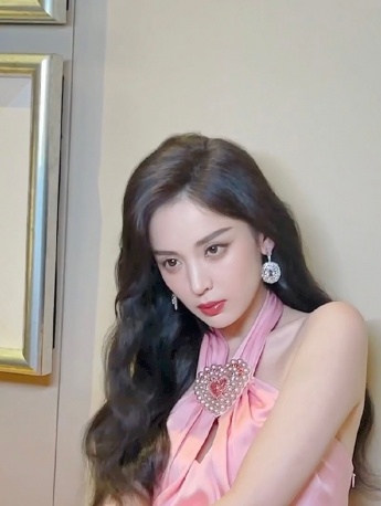 Gulinazha's elegant and sexy photo in pink dress