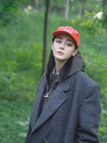 迪麗熱巴紅色棒球帽休閒時尚寫真