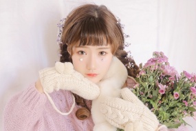 美女校花手捧鮮花圖片桌麵壁紙