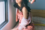 清冷气质美女小露香肩性感写真