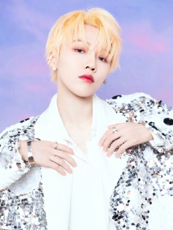 刘雨昕锡箔纸外套时髦性感写真