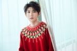 Wang Yuan's handsome spring photo in red sweater