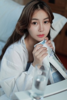 Big-eyed beauty home photo HD mobile wallpaper