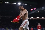 Cristiano Ronaldo strips off and shows off his muscles to celebrate after scoring a goal, very clear and beautiful pictures