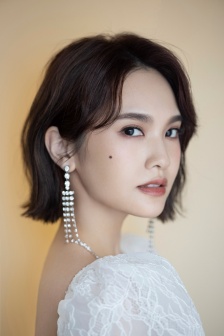 Rainie Yang elegant and sexy photo in white gauze skirt