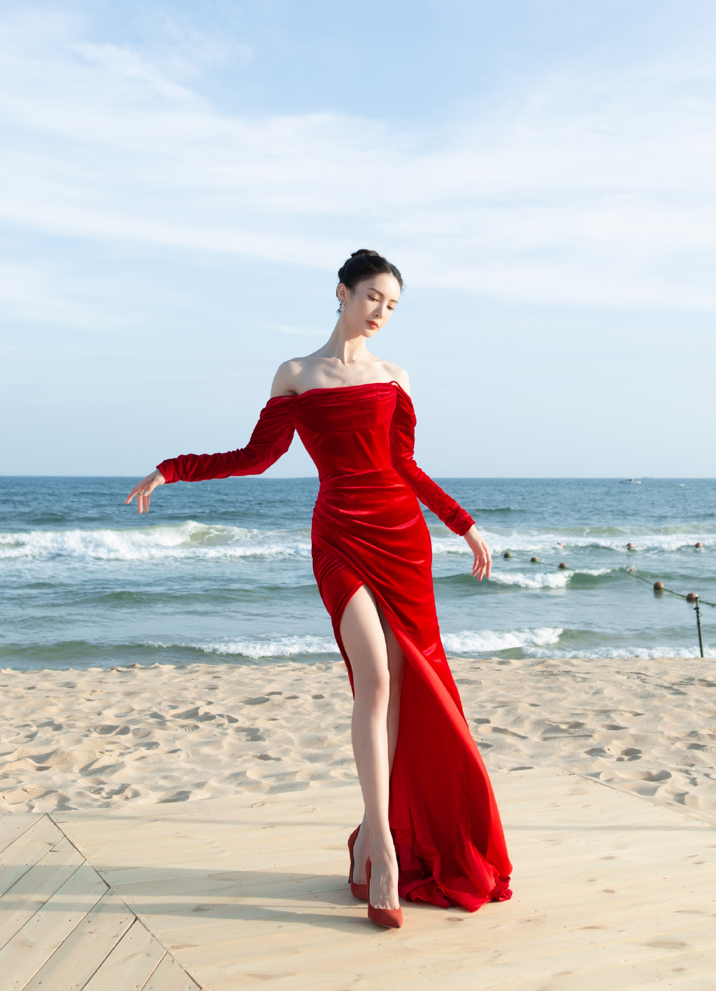 金晨在海边穿上高开叉红裙美腿修长气质高贵优雅（5/6） - 图片 - 名腿网