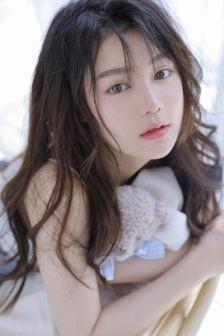 牛奶肌少女撩人性感私房吊带写真