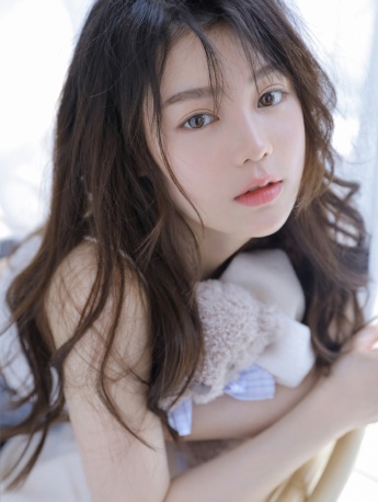 牛奶肌少女撩人性感私人吊帶寫真