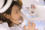 撸猫女孩唯美写真桌面壁纸