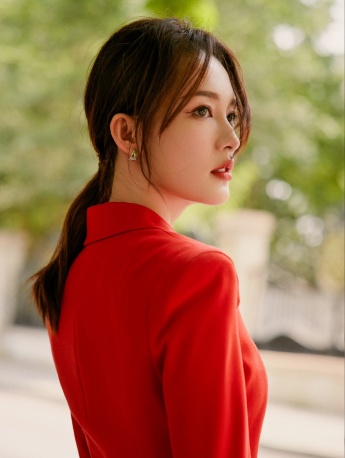 李沁橘色系西服率性魅力写真