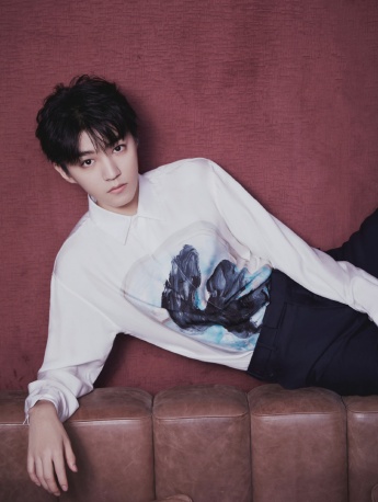 Wang Junkai's handsome high-definition photo in printed shirt