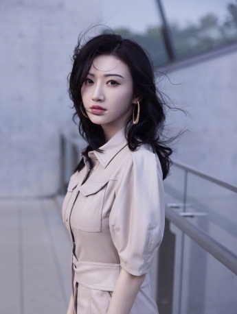 Jing Tian's capable and elegant style sexy photo