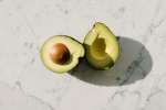 切半的美味牛油果图片桌面壁纸