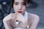 Li Yitong's charming sexy photo with white tube top