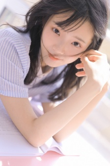 教室美女大学生清新甜美写真