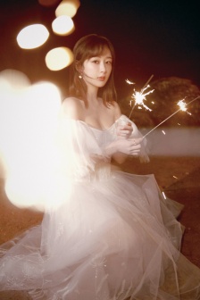 楊紫海邊沙灘煙火照圖片